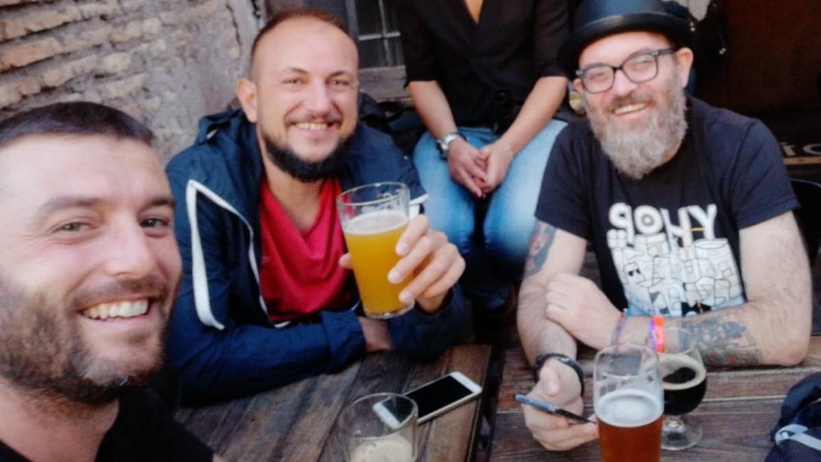 Il post della birreria Bno per Gabriele Tola: «Sarai sempre qui, in ogni pinta, in ogni canzone e in ogni risata»
