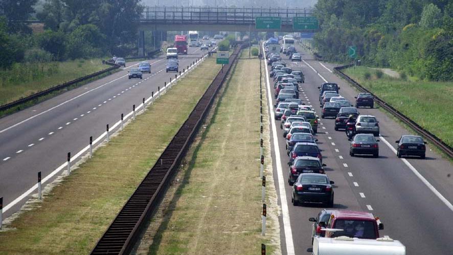 traffico autobrennero - Una veduta dell'Autostrada del Brennero tra
Reggiolo e Carpi - L'autostrada del Brennero nei pressi del casello
di Reggiolo dove sorgera' lo svincolo con la nuova Cispadana