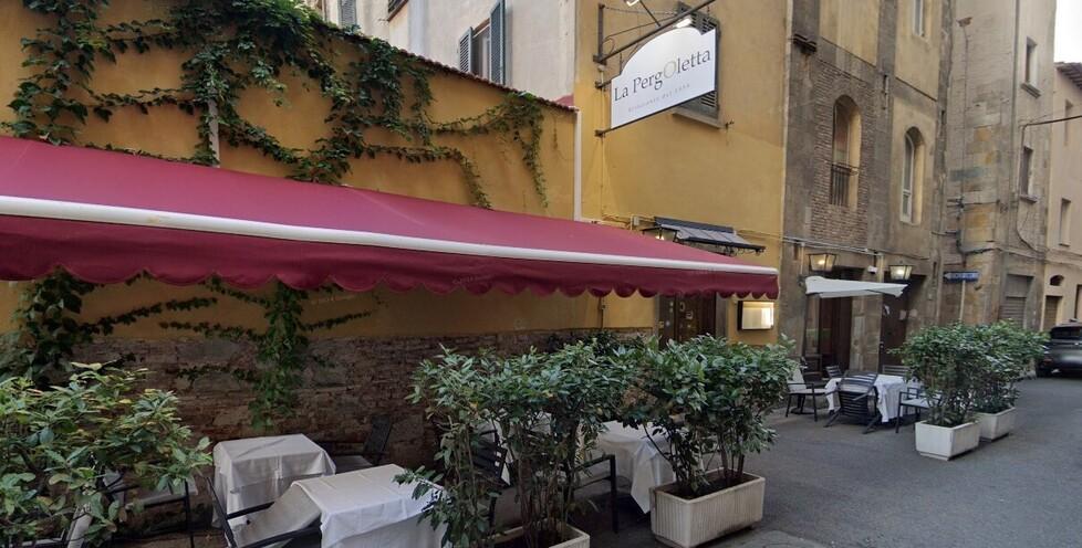 
	Il locale dove lavora la donna

