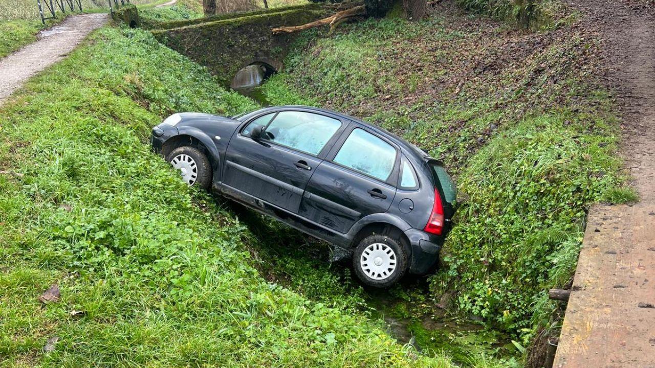 L'auto finita nel fossato