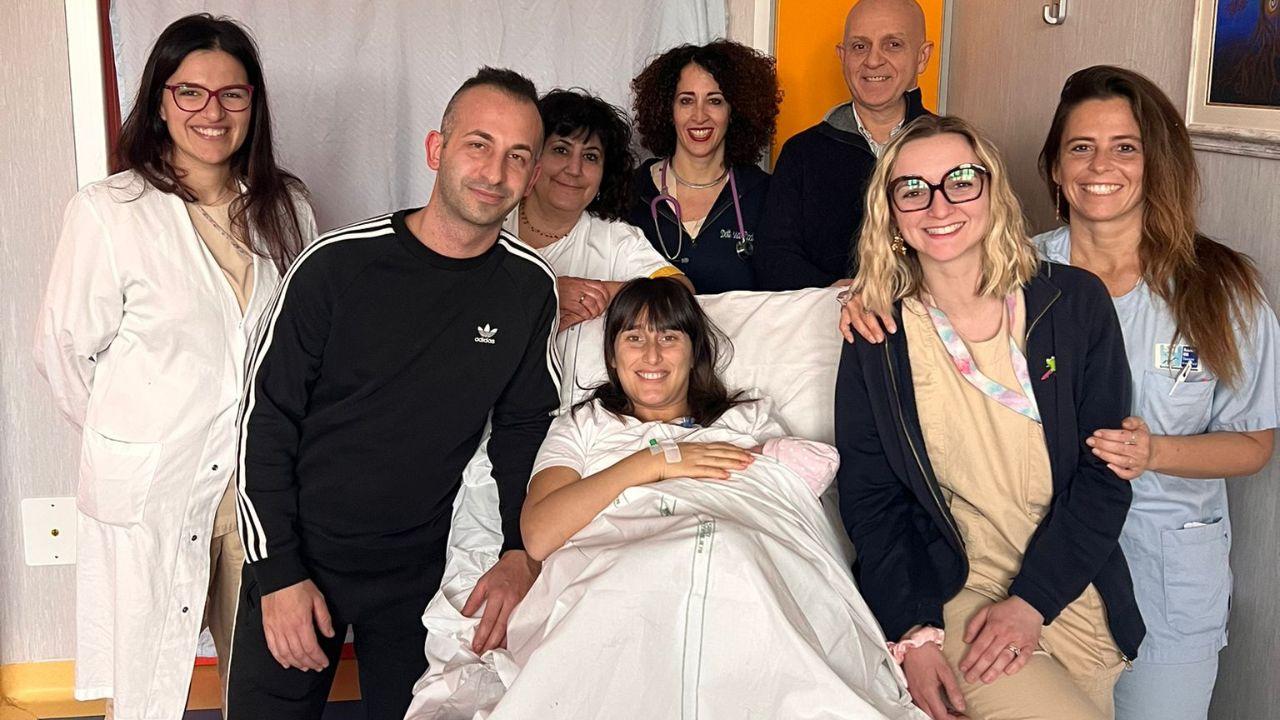 
	La piccola Aurora,&nbsp;i genitori e lo staff dell'ospedale

