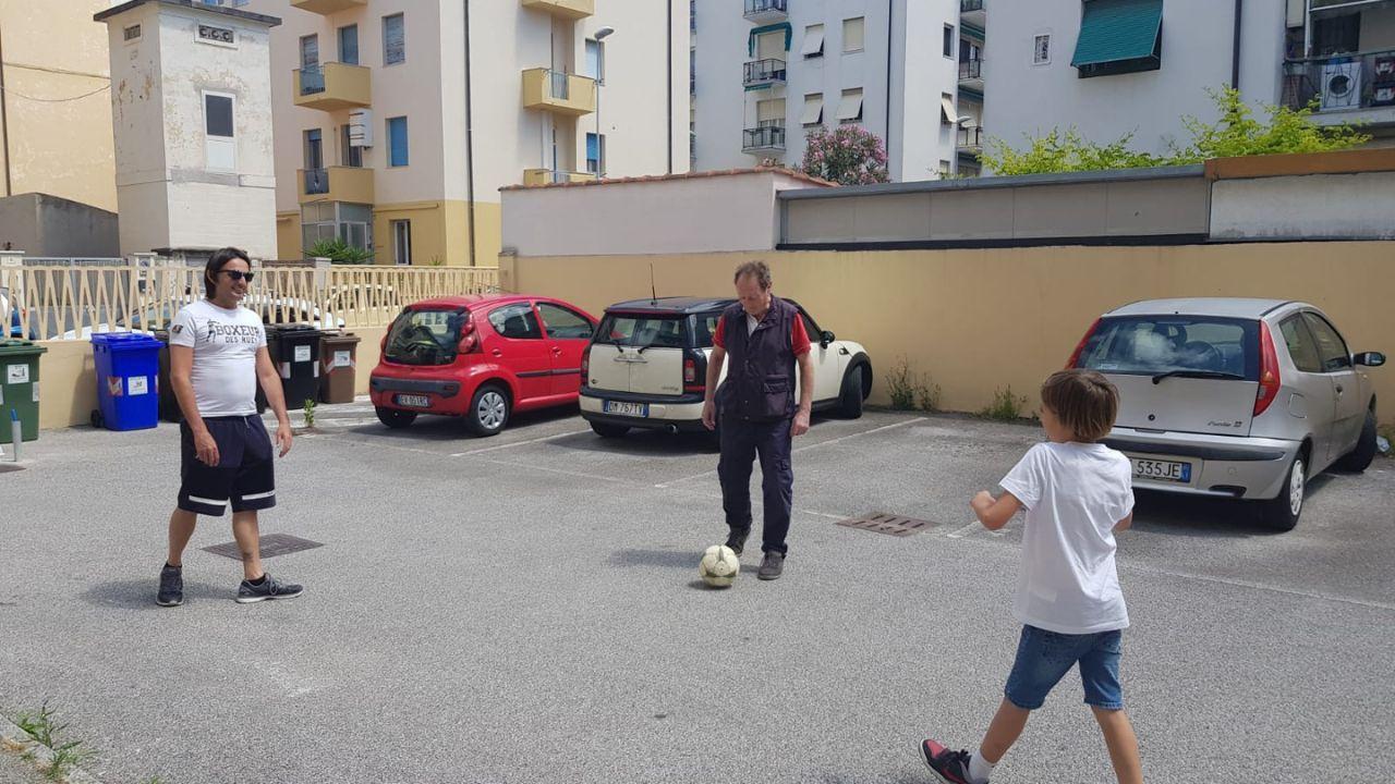 Alessandro Sammuri (a sinistra) e Valerio Sammuri (al centro) giocano a pallone con il nipotino dell’uomo deceduto