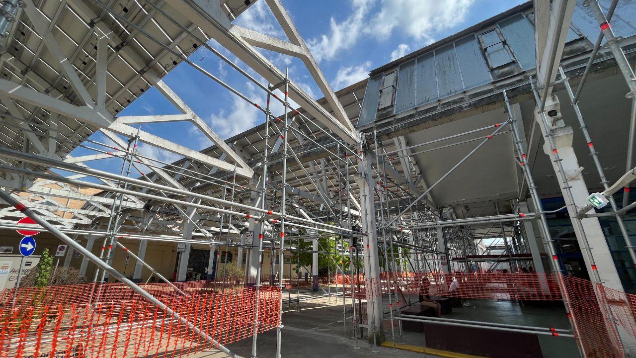 Il parcheggio della biblioteca comunale Gronchi: ha problemi strutturali che verranno risolti