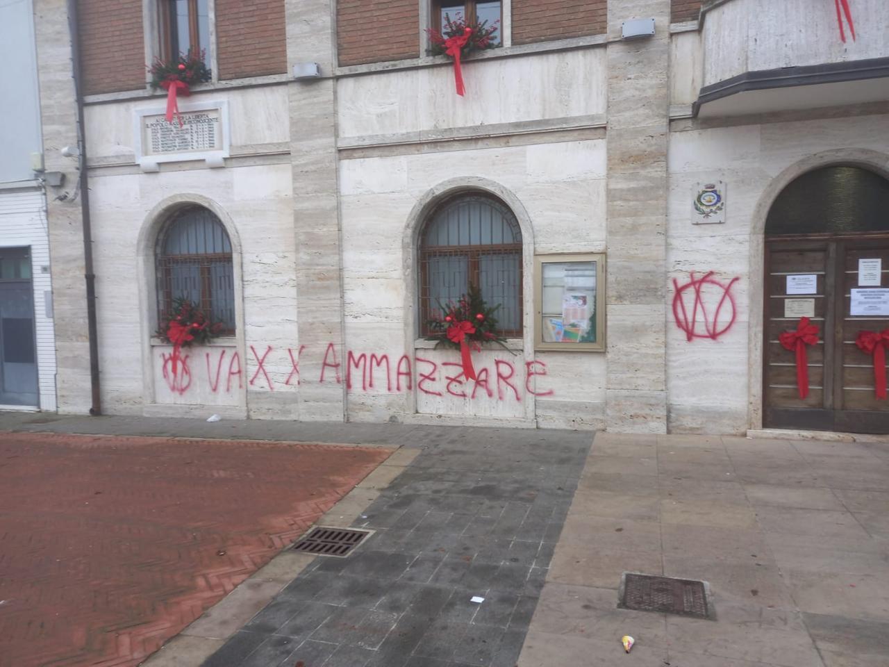 Scritte no vax a Massa Fiscaglia, presa d’assalto la sede municipale