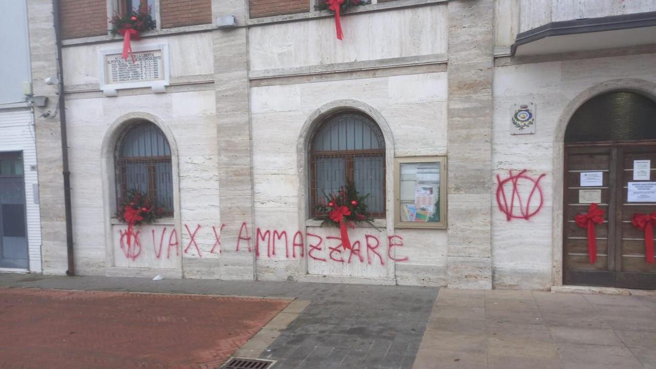 Scritte no vax a Massa Fiscaglia, presa d’assalto la sede municipale