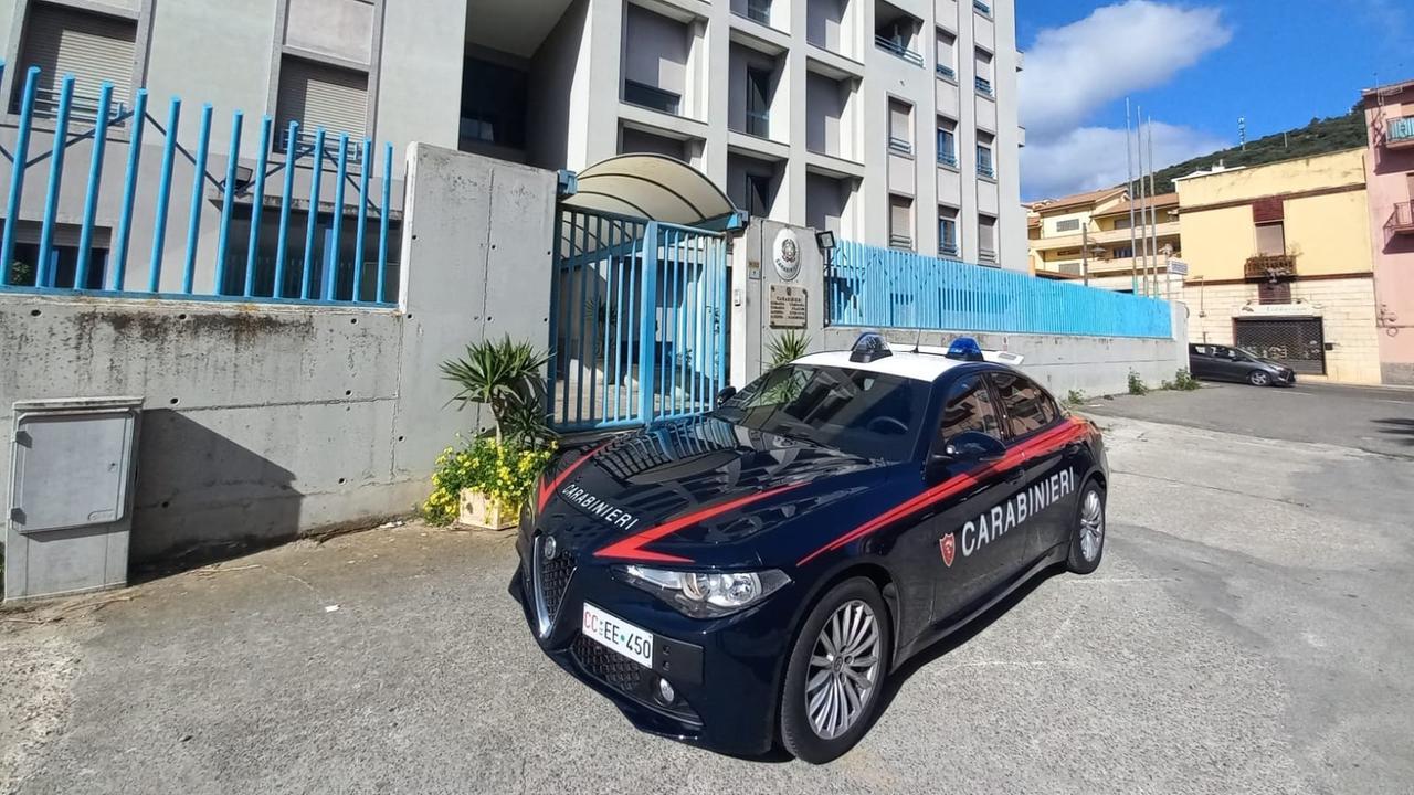 Sorpreso a bruciare l’auto del fratello: i carabinieri lo immobilizzano con il taser e lo arrestano