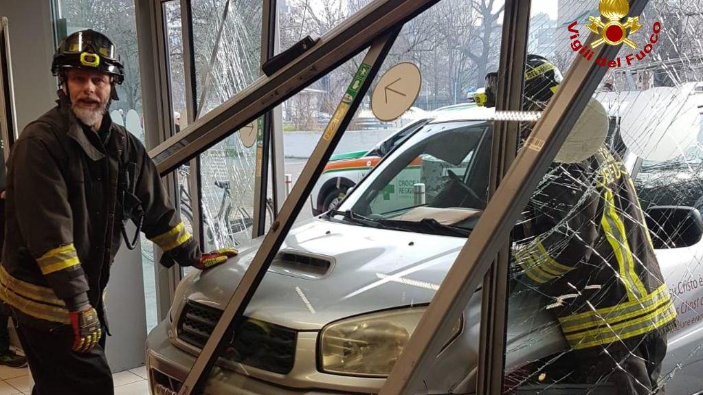 Sfonda la vetrina del supermercato ferendo un’anziana: fermata una donna