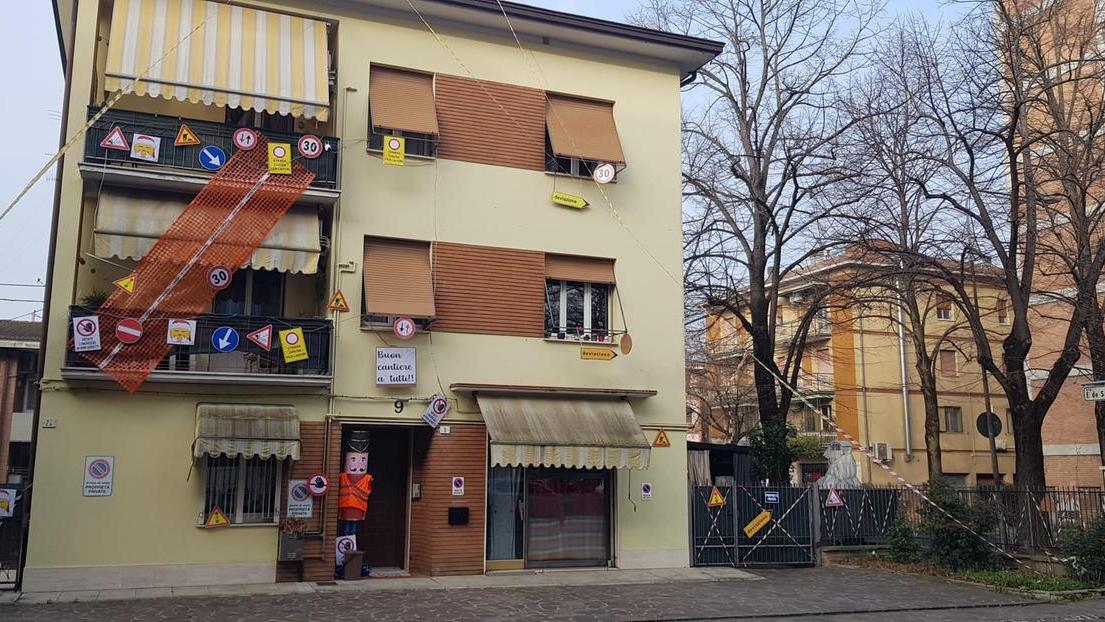 La casa addobbata con i cartelli stradali, in via Torricelli a Carpi