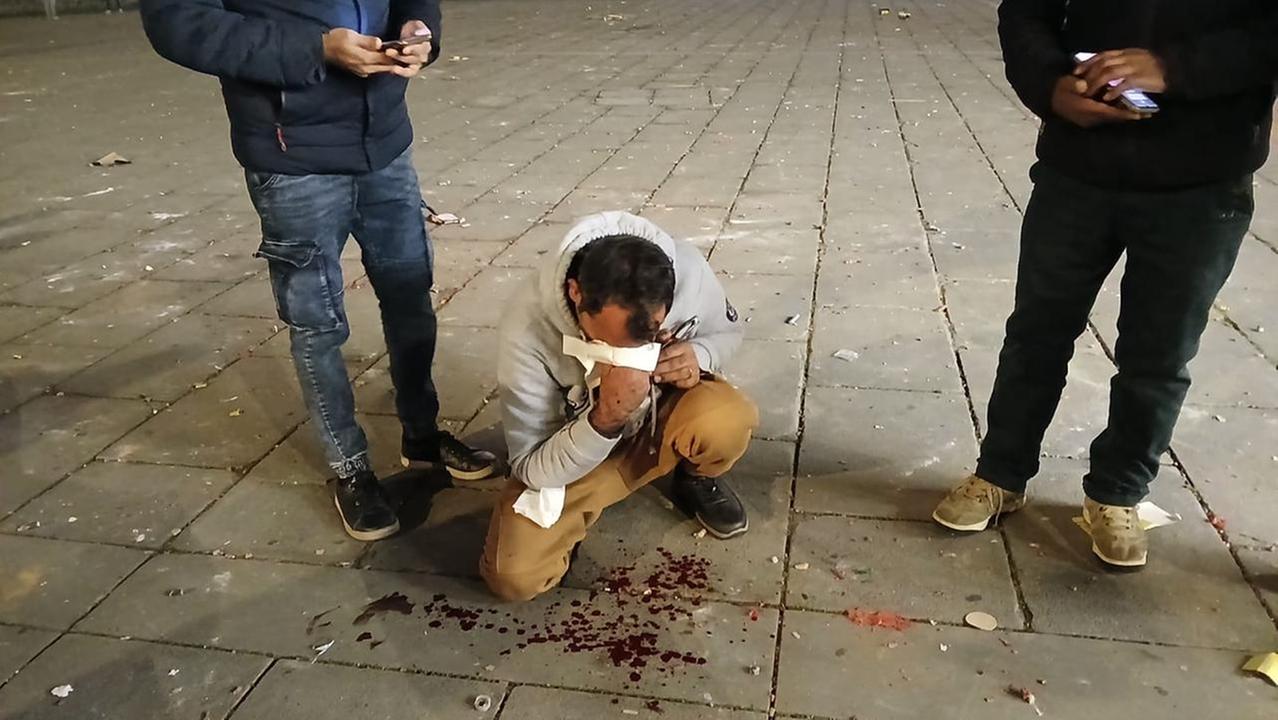 L'uomo ferito durante una rissa in piazza Santa Maria delle Carceri