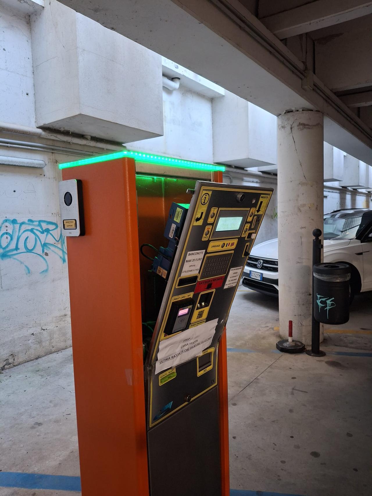 Furti con scasso nei parcheggi multipiano: bottino da 500 euro e danni per 10mila