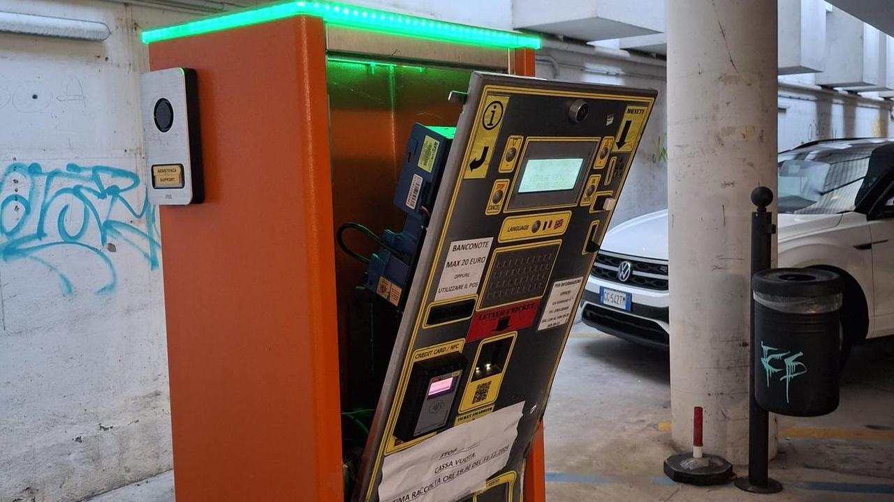 Furti con scasso nei parcheggi multipiano: bottino da 500 euro e danni per 10mila