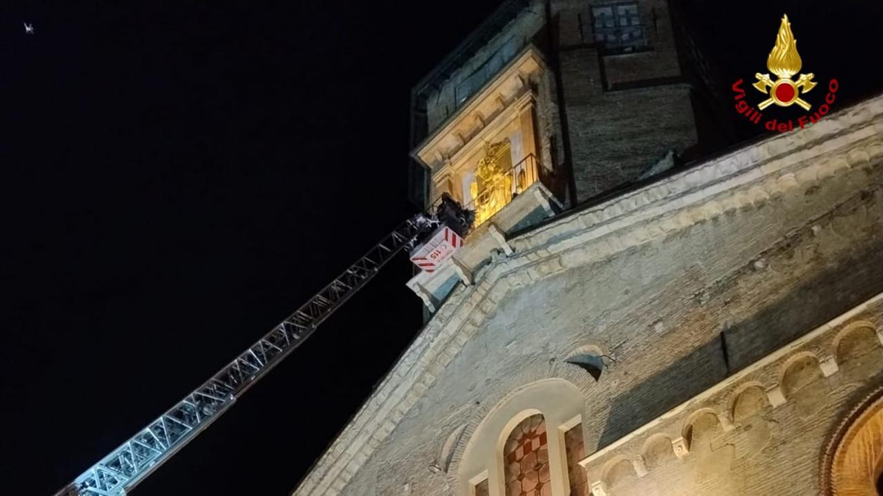 I vigili del fuoco di Reggio Emilia depongono la corona floreale alla Madonna