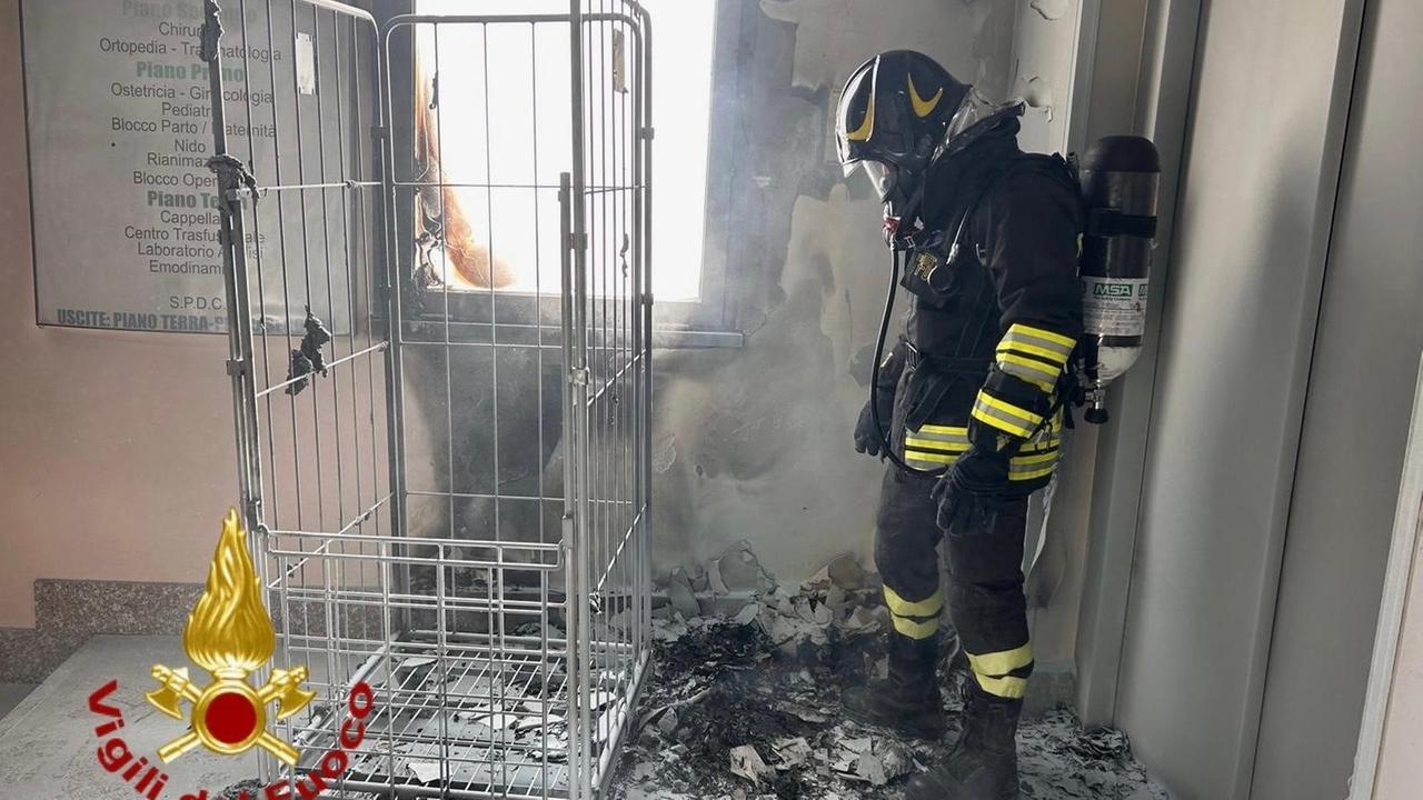 Olbia, fiamme in ospedale: prende fuoco un carrello delle pulizie