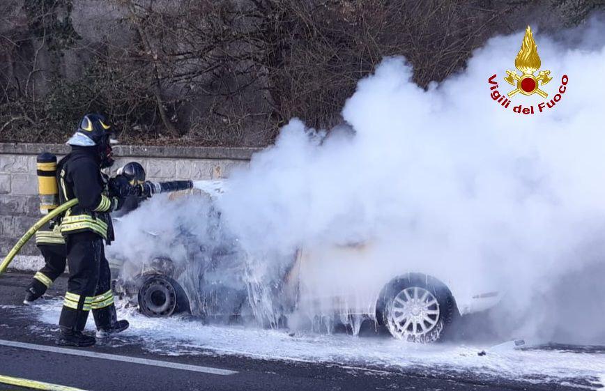 Auto in fiamme sulla Statale 63
