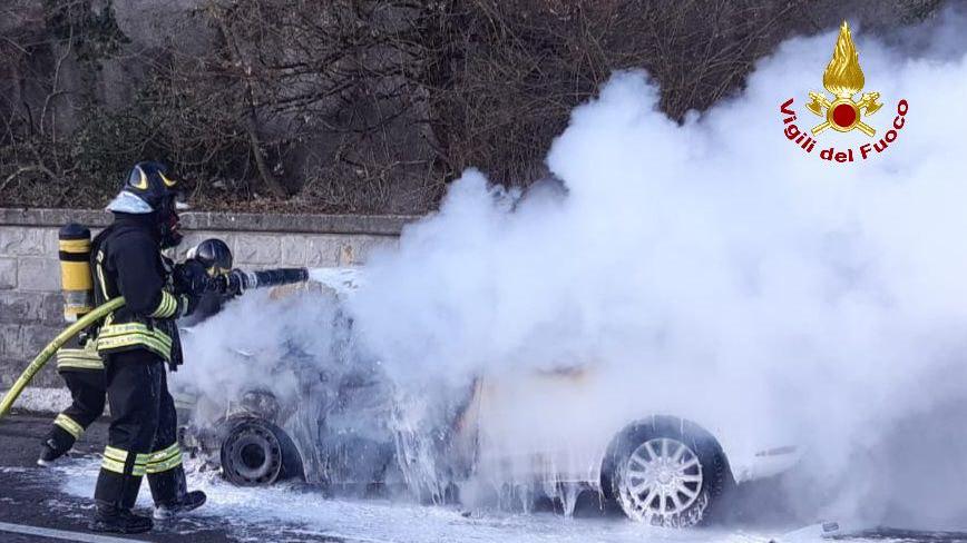 Auto in fiamme sulla Statale 63