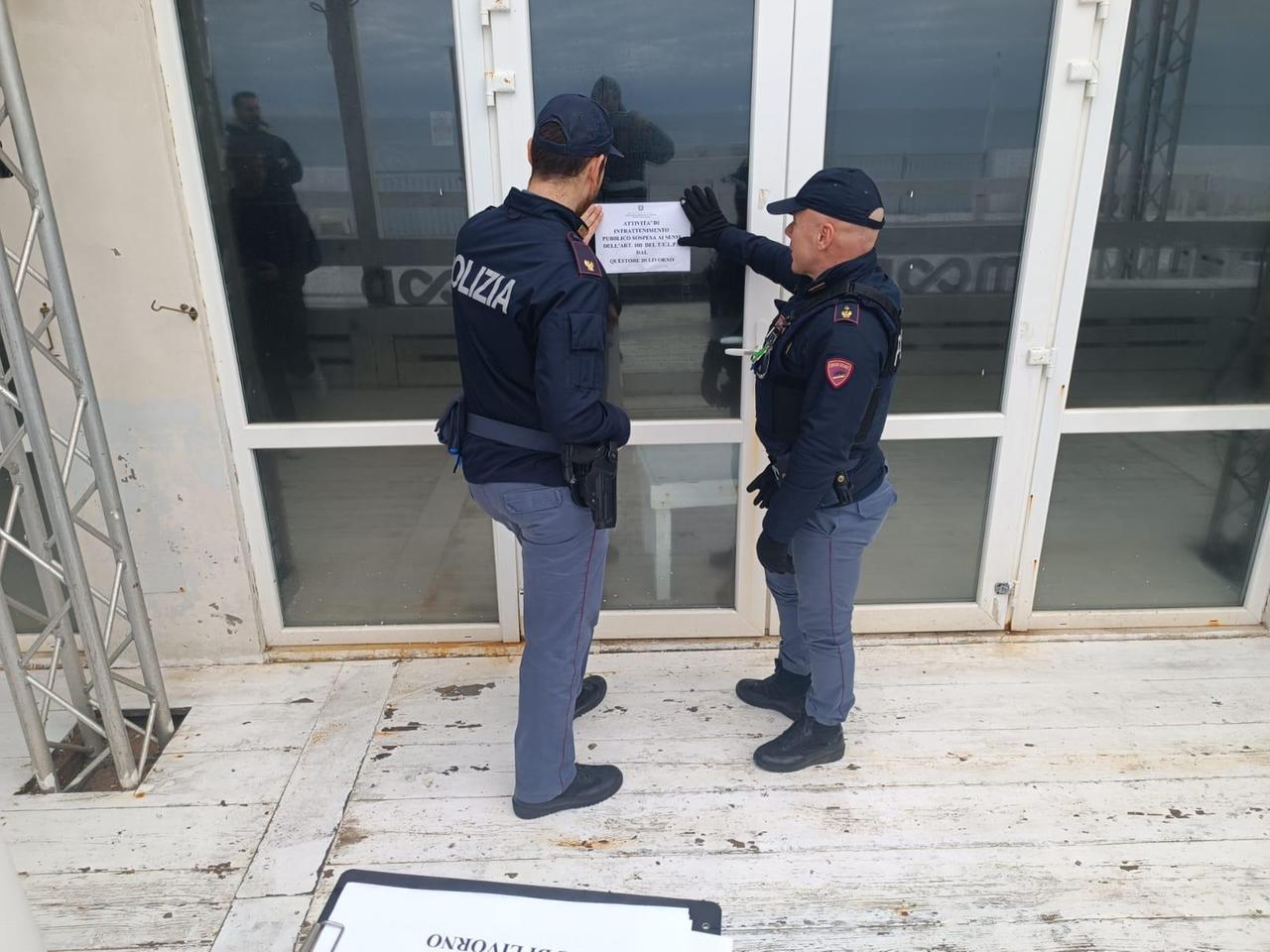 
	Gli agenti mentre chiudono la discoteca

