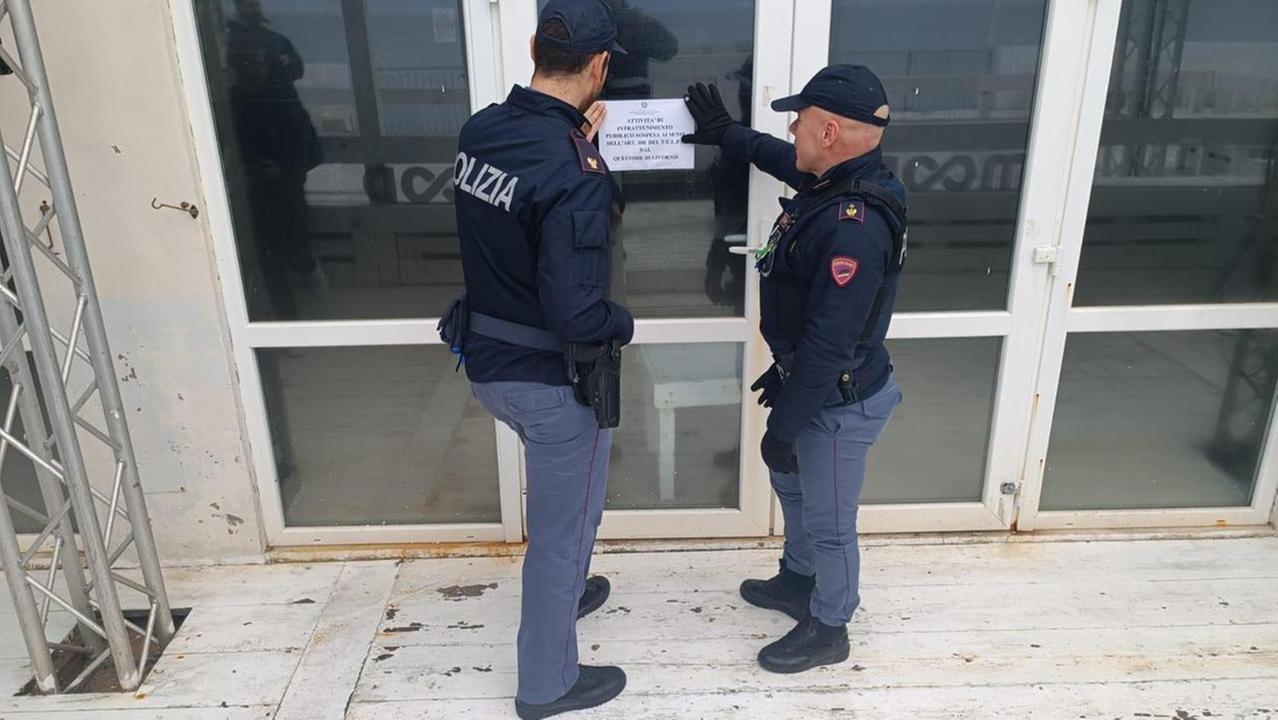 Gli agenti mentre chiudono la discoteca