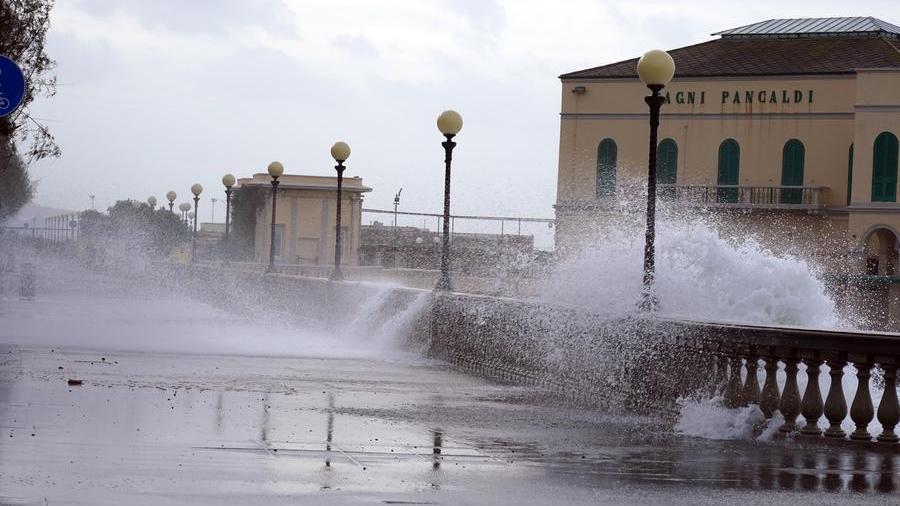 Livorno, libeccio fino a 80 km orari e mareggiate