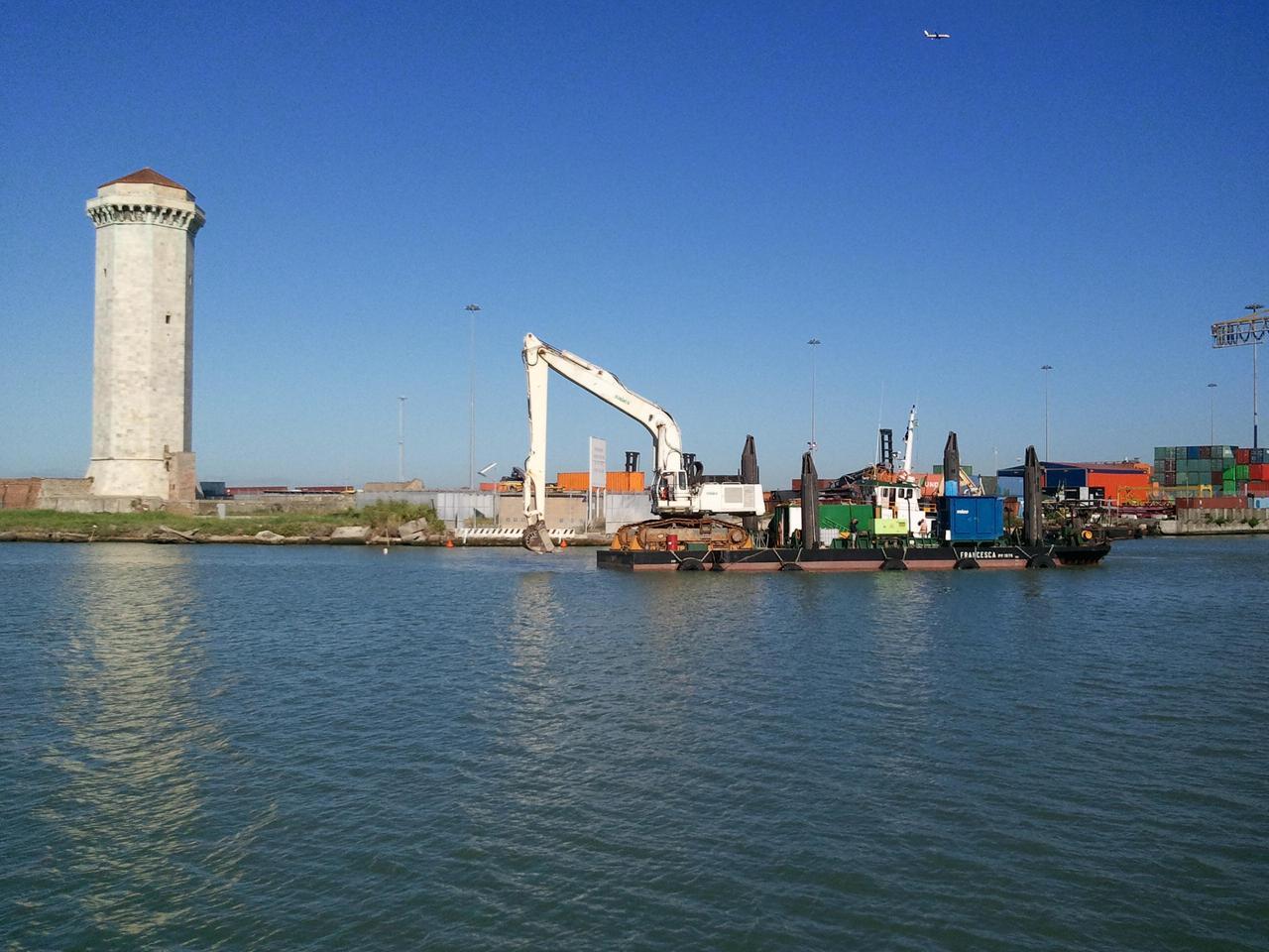 Livorno: alta ingegneria subacquea per rimuovere gli oleodotti Eni dal canale del Marzocco