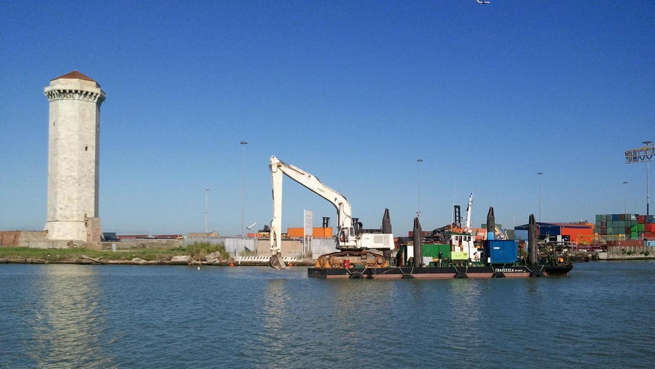 Livorno: alta ingegneria subacquea per rimuovere gli oleodotti Eni dal canale del Marzocco