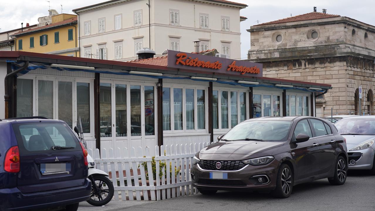Il ristorante "Aragosta" sul porto Mediceo (foto Franco Silvi)