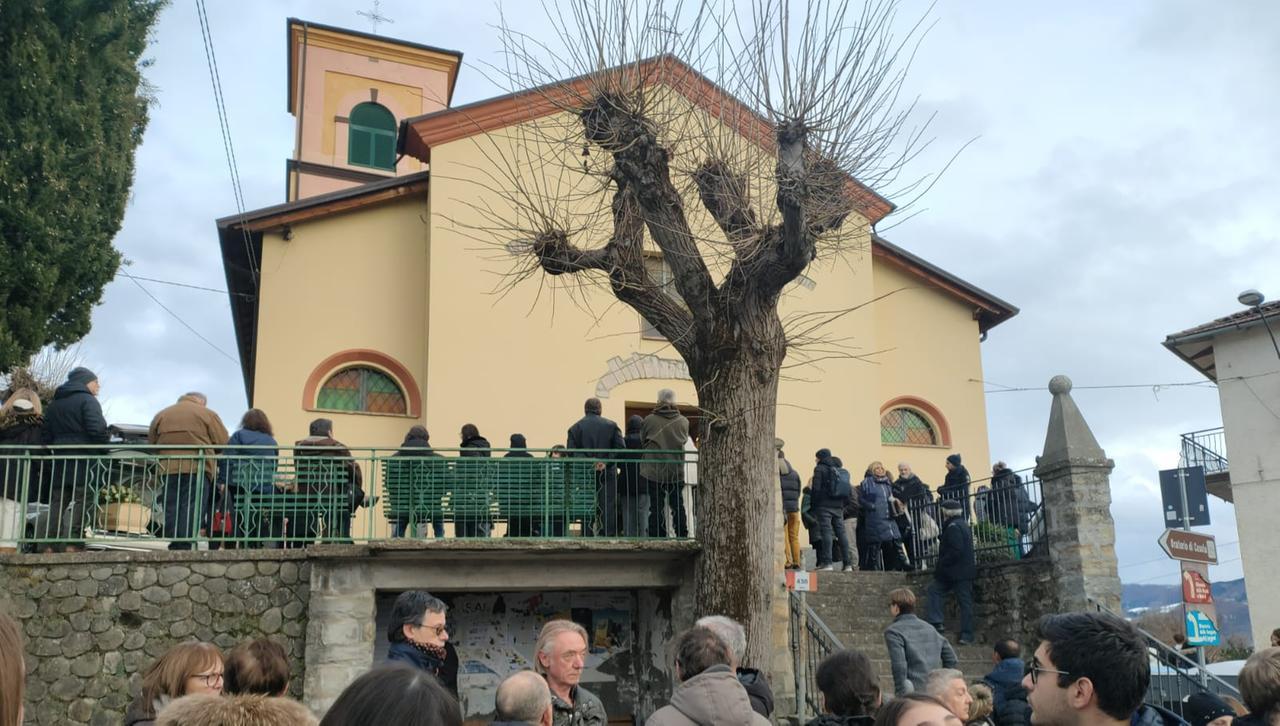 Folla commossa per dire addio a Manoel, morto a 17 anni in un incidente. «Ci mancherai»