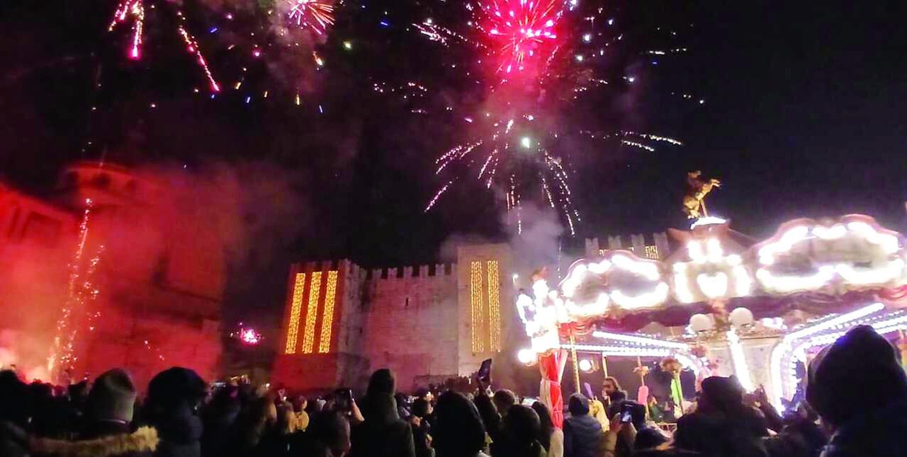 
	I fuochi d'artificio (peraltro proibiti) in piazza Santa Maria delle Carceri

