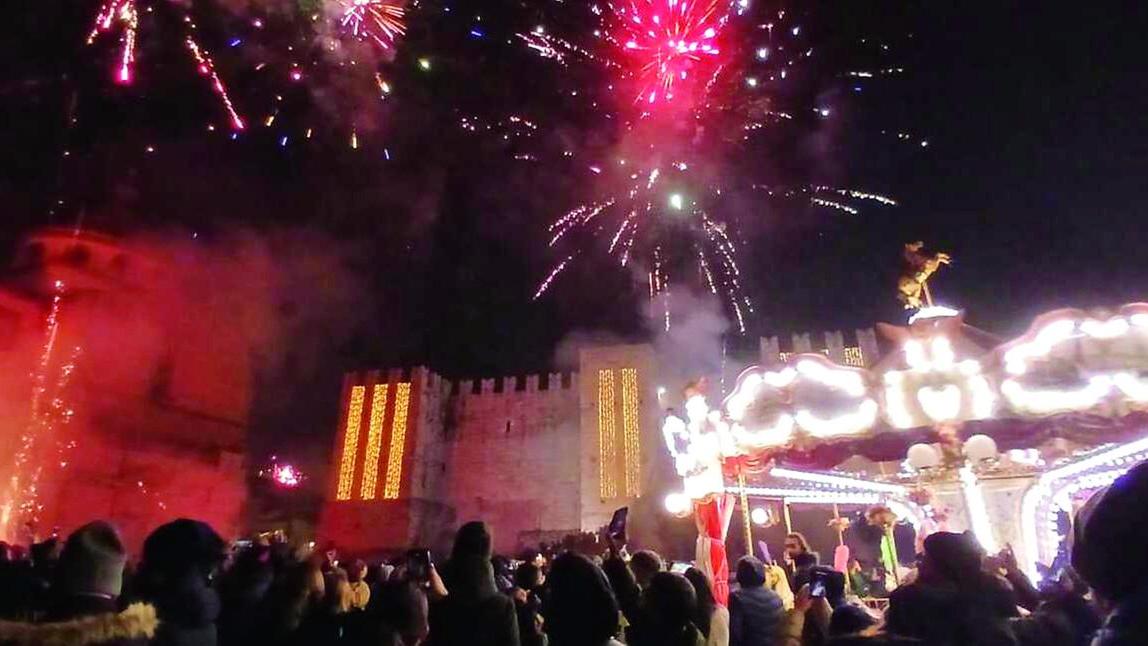 I fuochi d'artificio (peraltro proibiti) in piazza Santa Maria delle Carceri