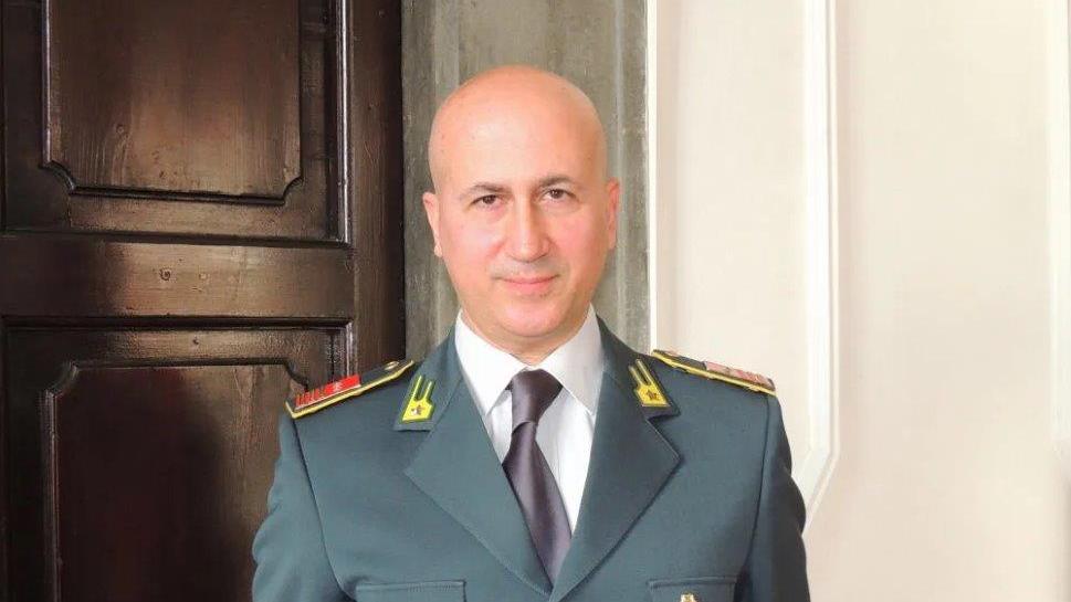 <div data-oembed-url="https://www.iltirreno.it/lucca/cronaca/2025/01/03/news/guardia-di-finanza-nuovo-comandante-a-castelnuovo-1.100640699">
<div>
<div style="left: 0; width: 100%; height: 0; position: relative; padding-bottom: 79.257%; padding-top: 120px;">
<iframe allowfullscreen="" src="//if-cdn.com/s0JYuef?app=1" style="top: 0; left: 0; width: 100%; height: 100%; position: absolute; border: 0;" tabindex="-1"></iframe>
</div>
</div>
</div>
