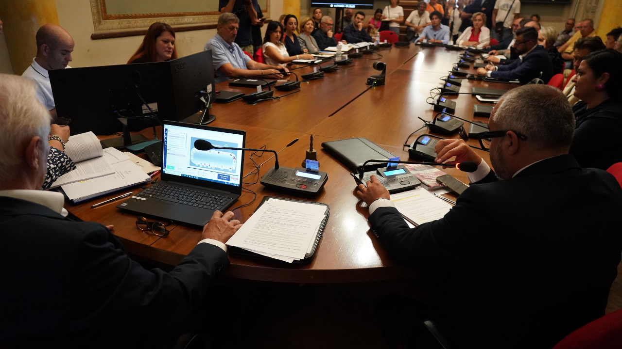 Una seduta del consiglio comunale a Pontedera (foto di repertorio)