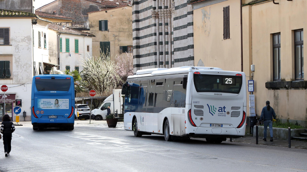 Nella foto di archivio due bus in piazza San Francesco