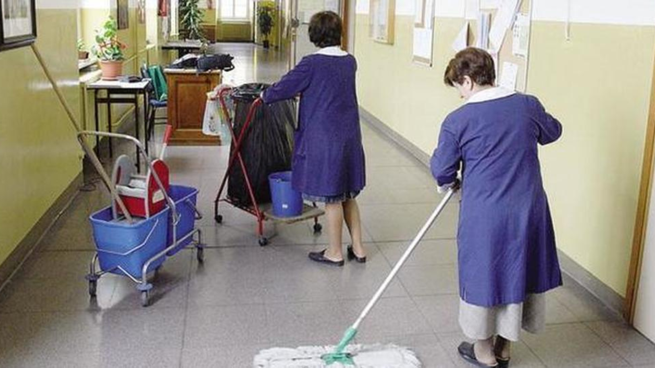 Due bidelle al lavoro in una scuola (foto d'archivio)