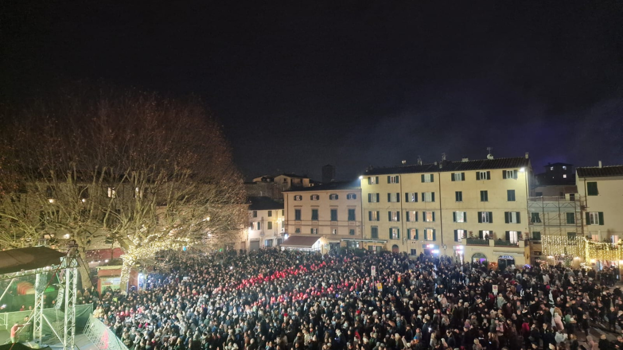 Folla in piazza Santa Maria per la festa di Capodanno