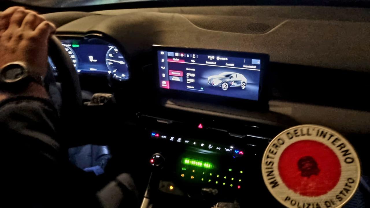 L'abitacolo di una volante della polizia (foto d'archivio)