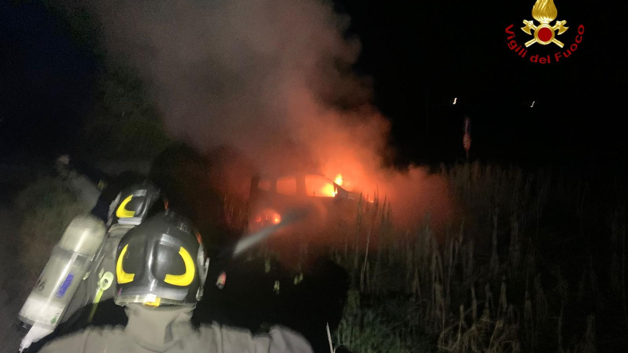 L’intervento dei vigili del fuoco per spegnere le fiamme che avevano avvolto l’auto finita fuori strada nella notte di San Silvestro