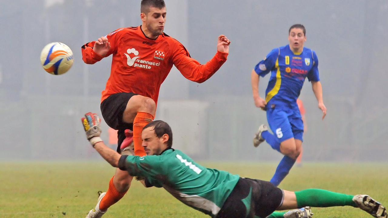 Una foto d’archivio di Niccolò Gucci con la maglia della Pistoiese