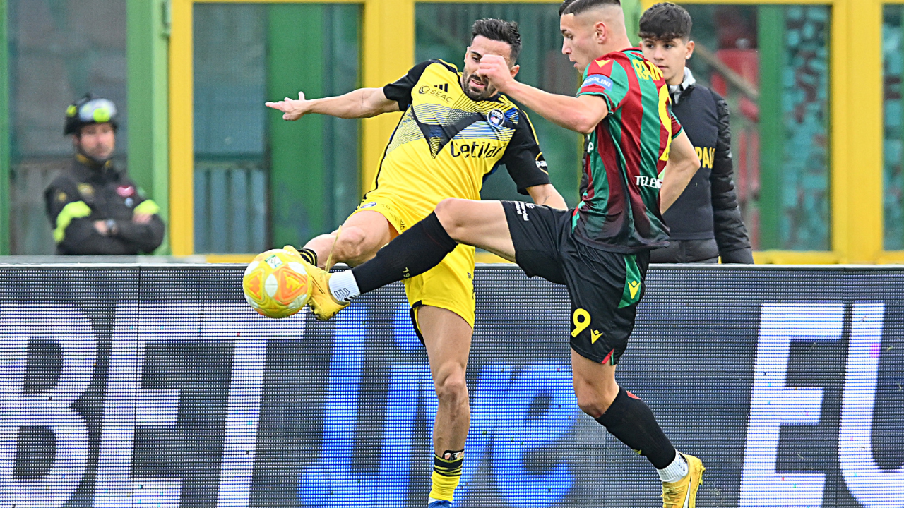 
	Raimondo contro il nerazzurro D&rsquo;Alessandro nella sfida Ternana-Pisa del 26 dicembre 2023 (LaPresse)

