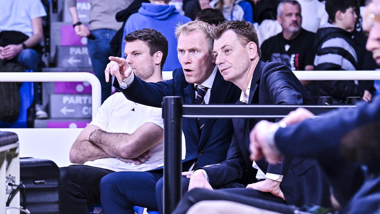 Il nuovo coach del Pistoia Basket, lo sloveno Gasper Okorn (a destra), insieme a Marco Sambugaro