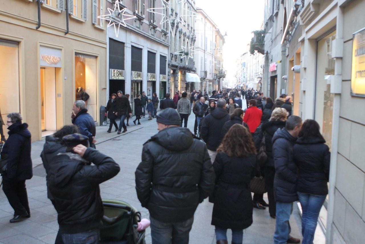 Shopping, a Reggio Emilia numeri in calo per Natale. «L'aumento dei costi ha scoraggiato le persone»