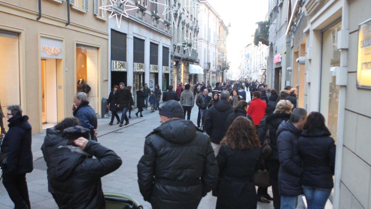 Shopping, a Reggio Emilia numeri in calo per Natale. «L'aumento dei costi ha scoraggiato le persone»