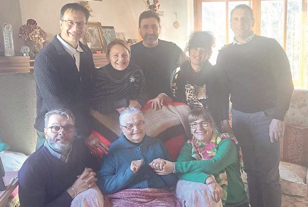 Fanano, la classe ritrova cinquant’anni dopo la vecchia maestra: «Le dobbiamo tutto»