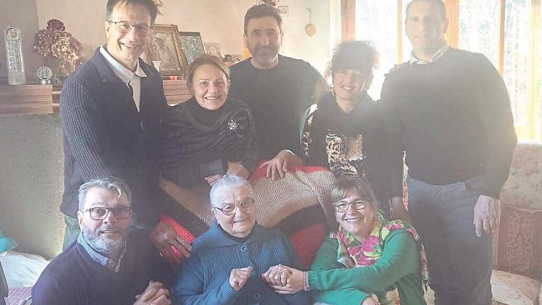 Fanano, la classe ritrova cinquant’anni dopo la vecchia maestra: «Le dobbiamo tutto»