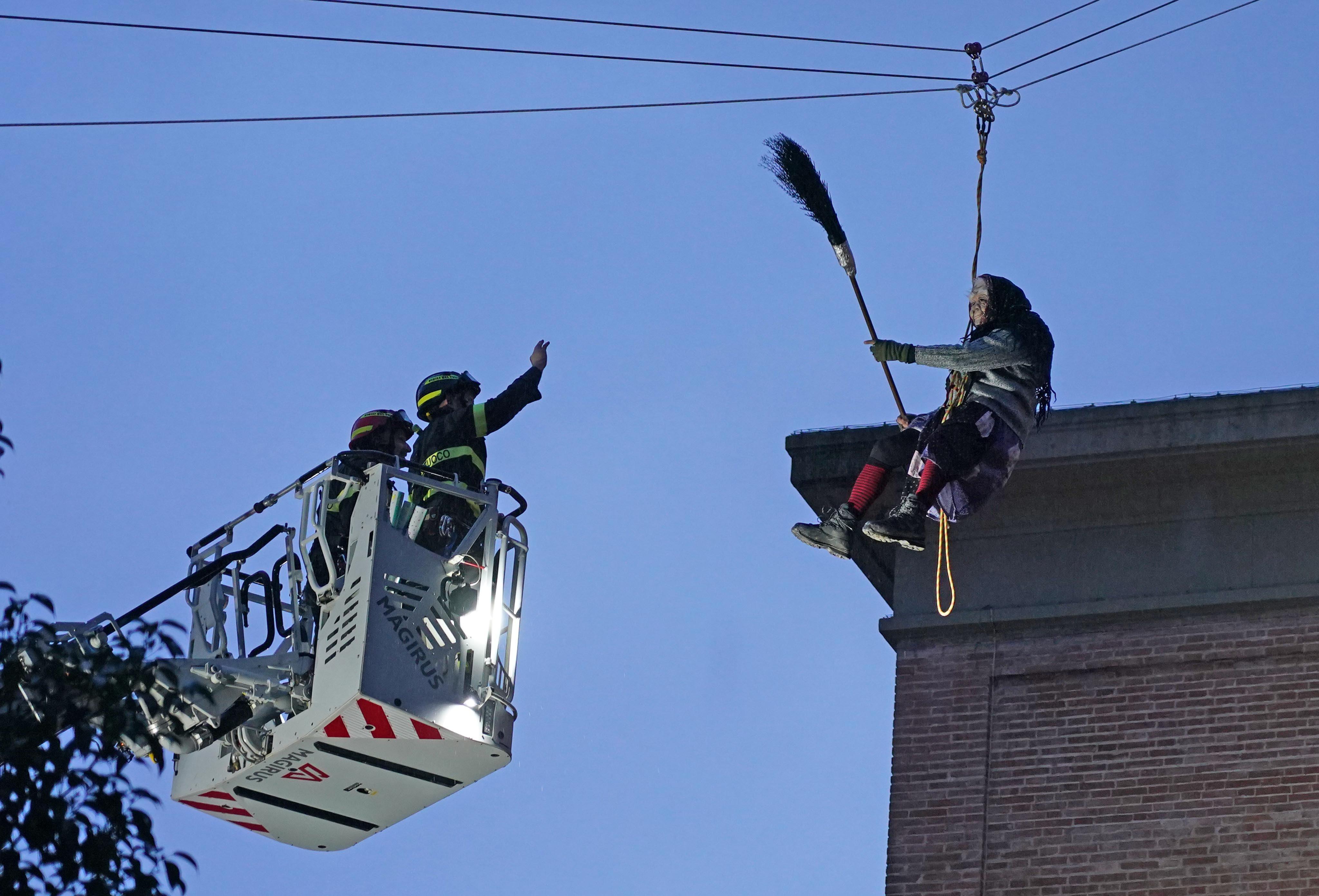 Giù dal campanile del Duomo di Livorno: torna la befana acrobata dei vigili del fuoco