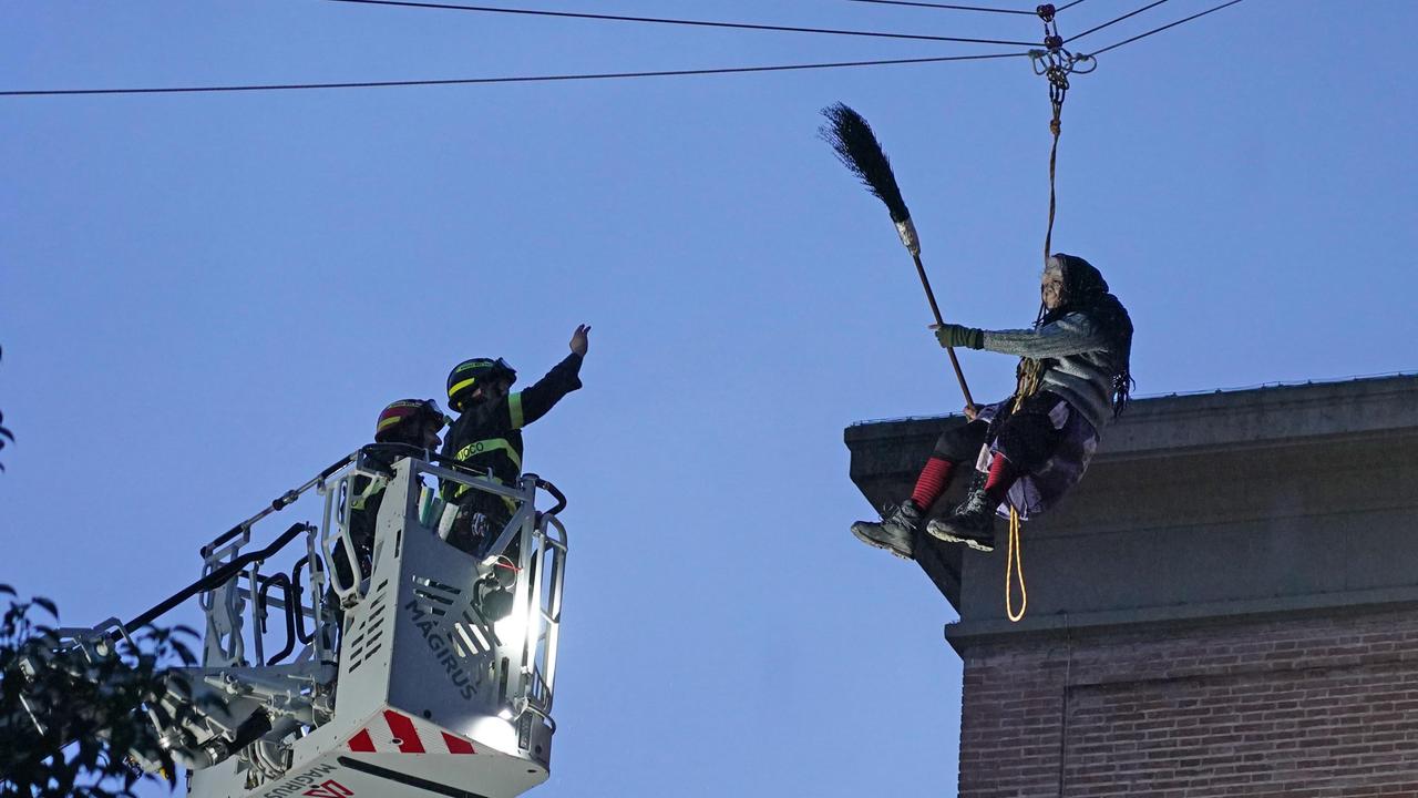Giù dal campanile del Duomo di Livorno: torna la befana acrobata dei vigili del fuoco
