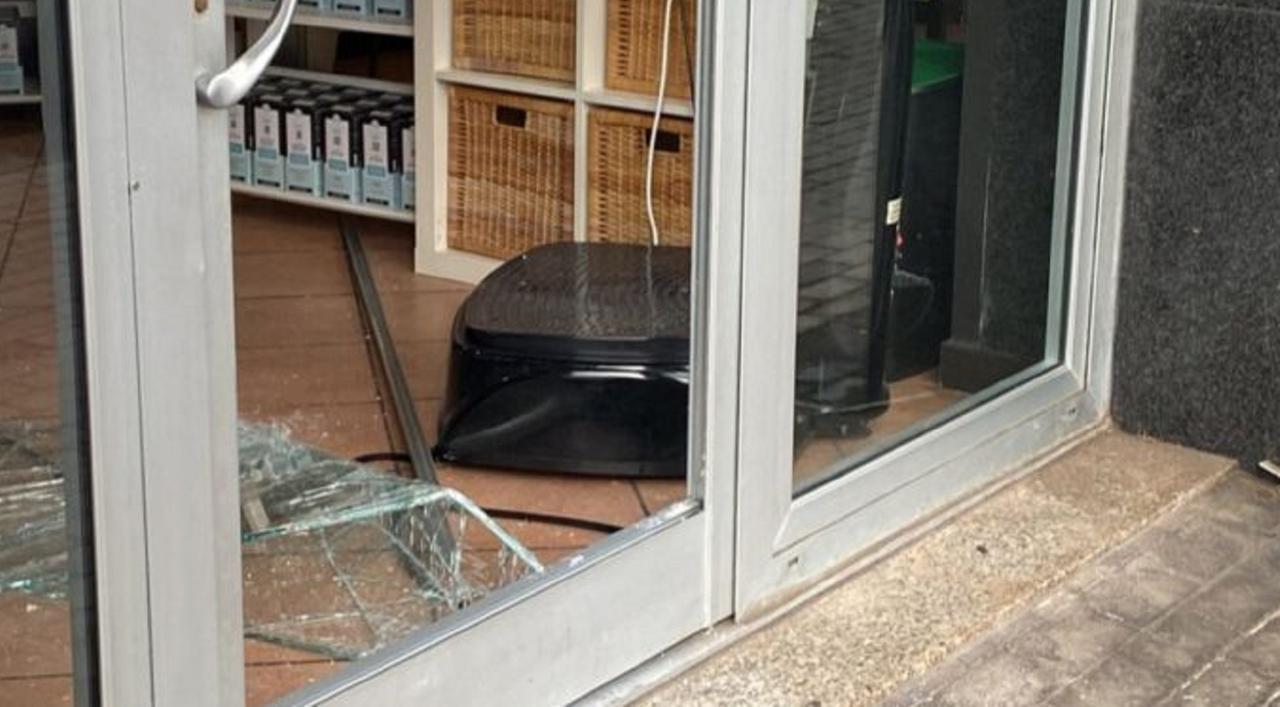 
	I danni al centro estetico "Maribel" degli scali Saffi

