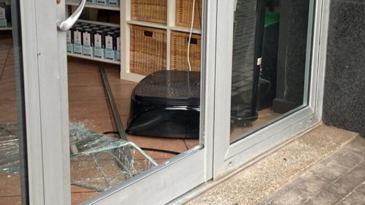 I danni al centro estetico "Maribel" degli scali Saffi