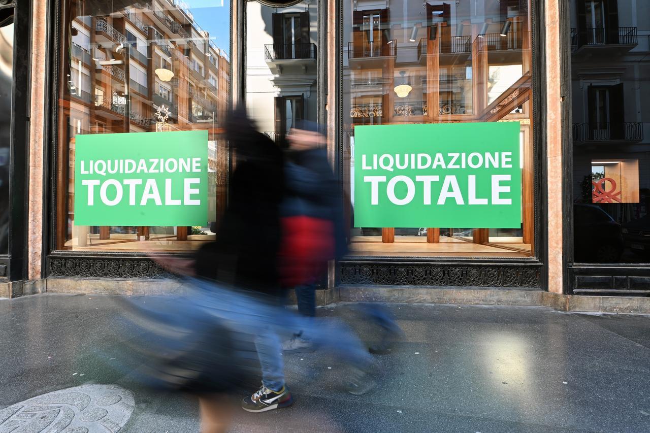 Nel 2025 Benetton chiuderà 419 negozi