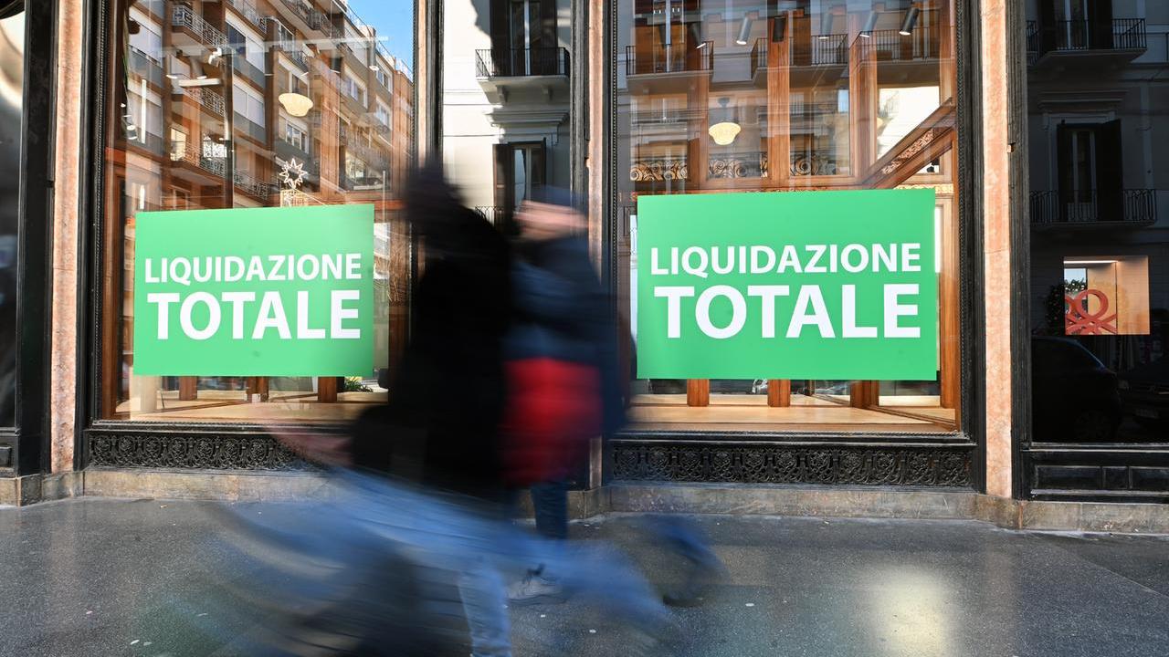 Nel 2025 Benetton chiuderà 419 negozi