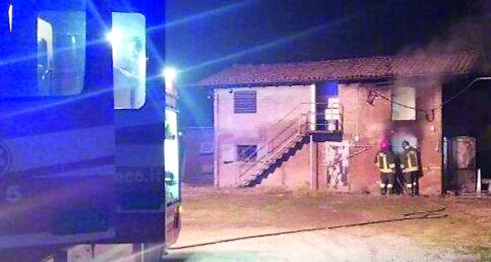 La colombaia di Soliera va a fuoco: muoiono 17 colombi