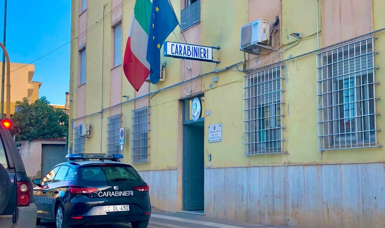 Rubano vestiti e picchiano il commesso che cerca di fermarli: due arresti